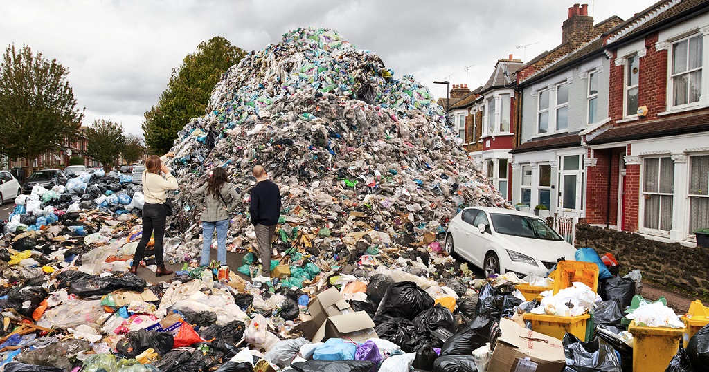 Heap of 223 tonnes of waste in the street