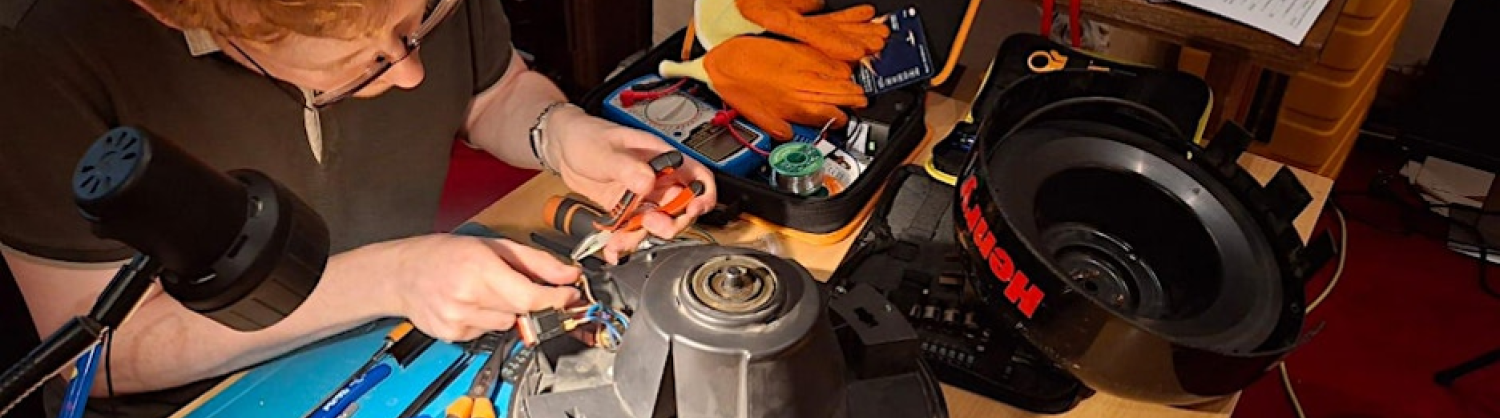 Fixer repairing electricals