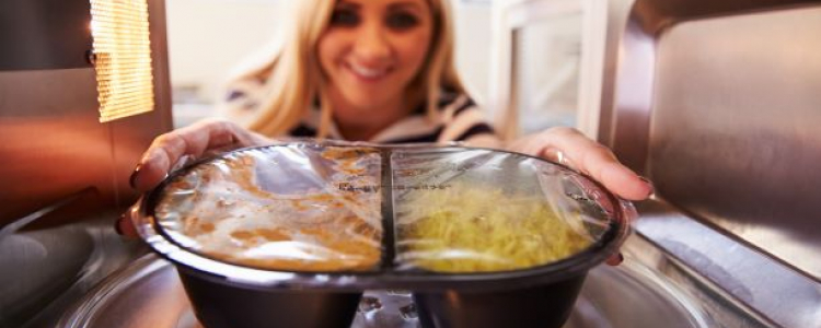 Film lid on microwaveable food